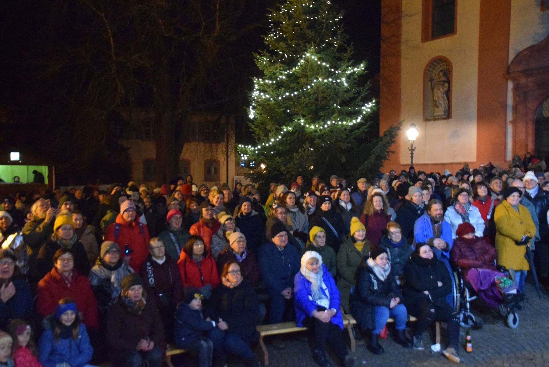Vollbesetzter Platz Vollbesetzter Platz