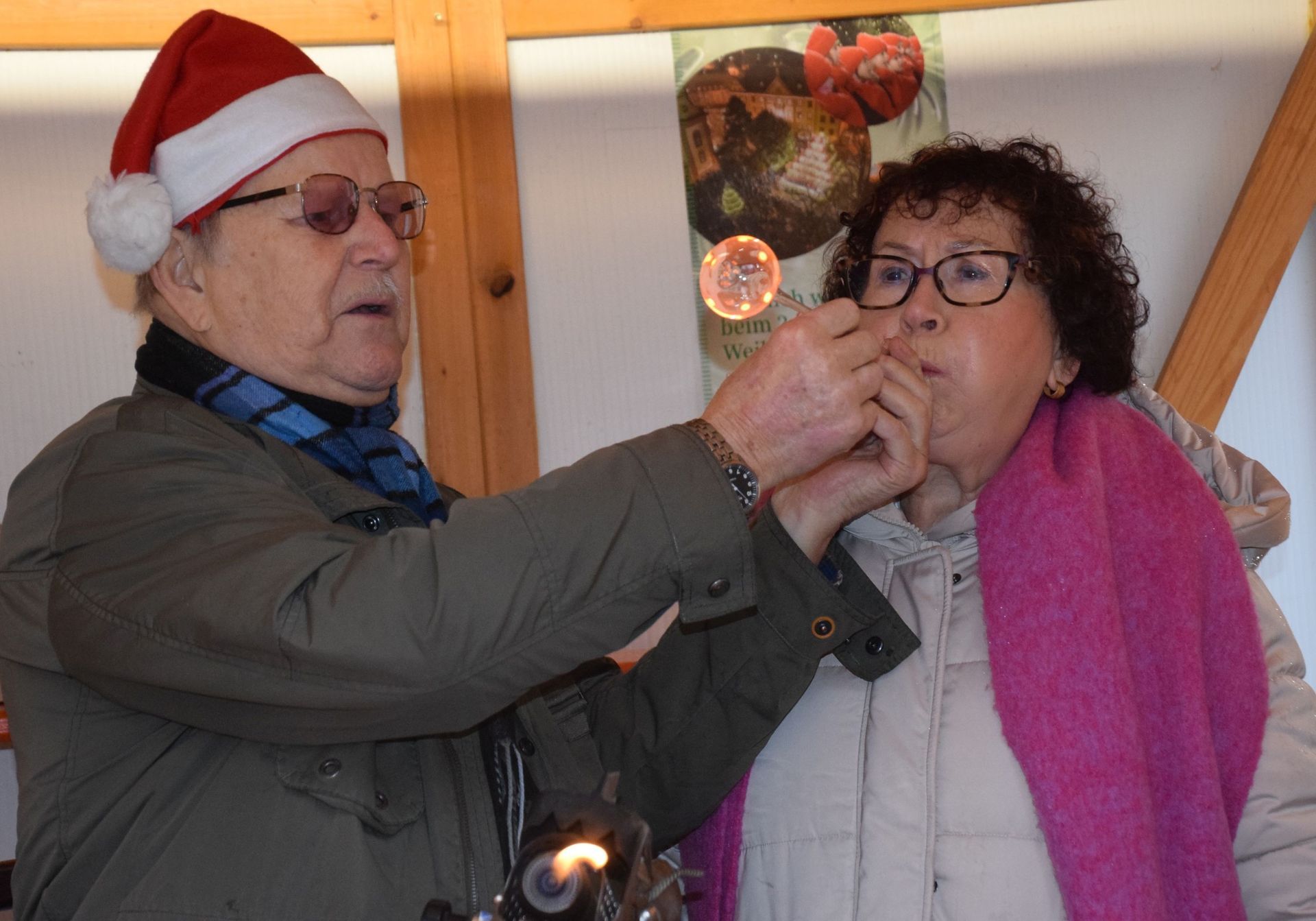Gerlinde Kretschmann lässt sich die Glasbläserei der Dorotheenhütte Wolfach zeigen Gerlinde Kretschmann lässt sich die Glasbläserei der Dorotheenhütte Wolfach zeigen