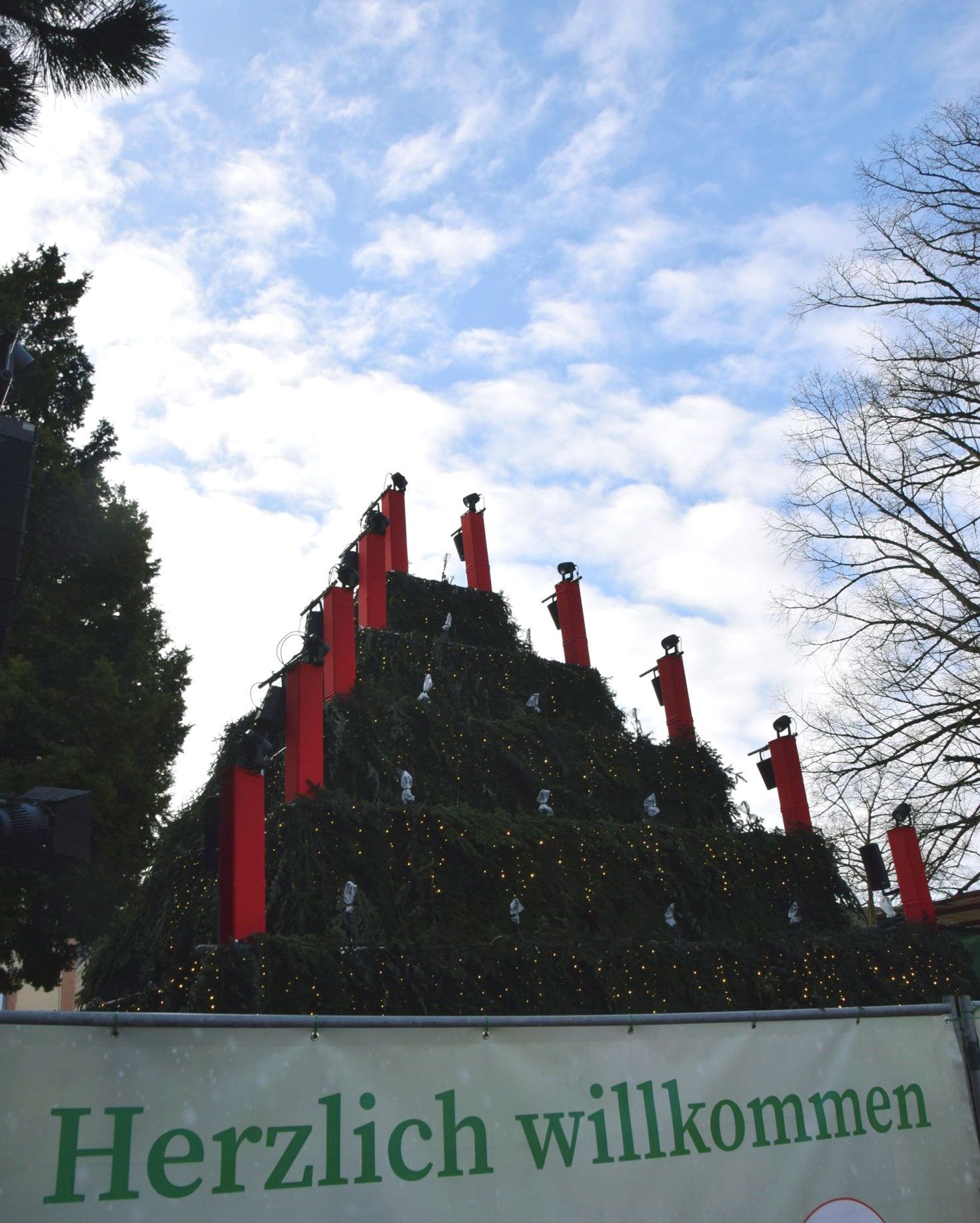 Herzlich willkommen beim Singenden Weihnachtsbaum 2023 Herzlich willkommen beim Singenden Weihnachtsbaum 2023