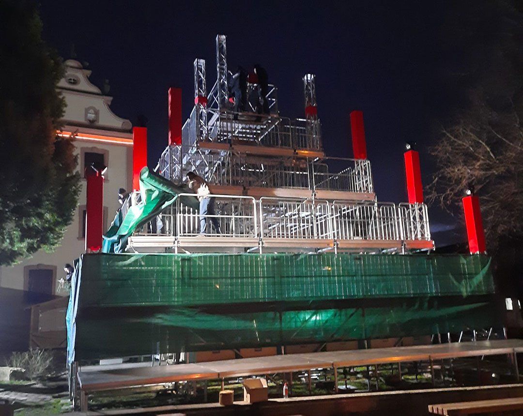 Aufbau des Singenden Weihnachtsbaums Aufbau des Singenden Weihnachtsbaums