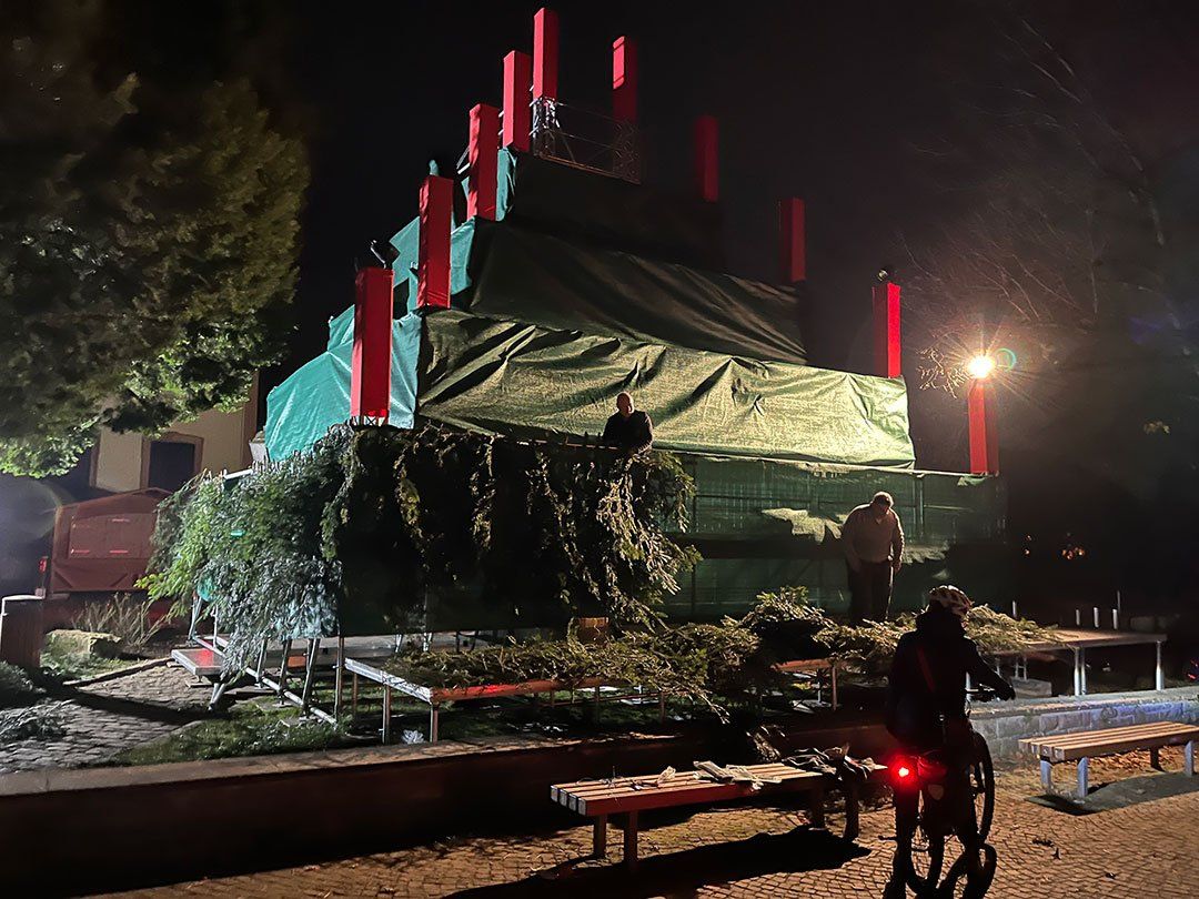 Aufbau des Singenden Weihnachtsbaums Aufbau des Singenden Weihnachtsbaums