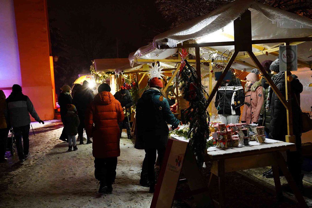 Besucher des Weihnachtsmarktes Besucher des Weihnachtsmarktes