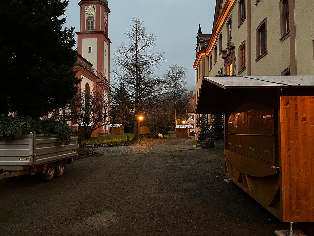 Aufbau der Hütten auf dem Museumsplatz Aufbau der Hütten auf dem Museumsplatz