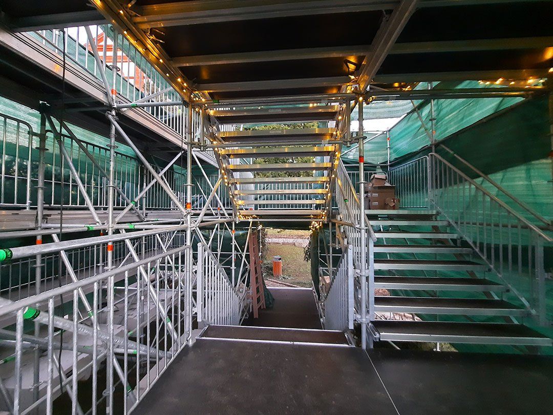 Aufbau der Hütten auf dem MuseumsplatzInnenansicht des Singenden Weihnachtsbaums Innenansicht des Singenden Weihnachtsbaums