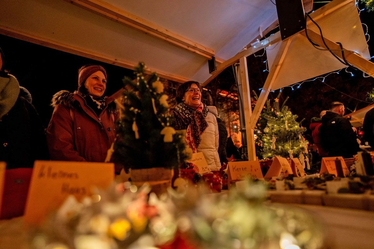 Stand am Weihnachtsmarkt in historischer Kulisse Stand am Weihnachtsmarkt in historischer Kulisse
