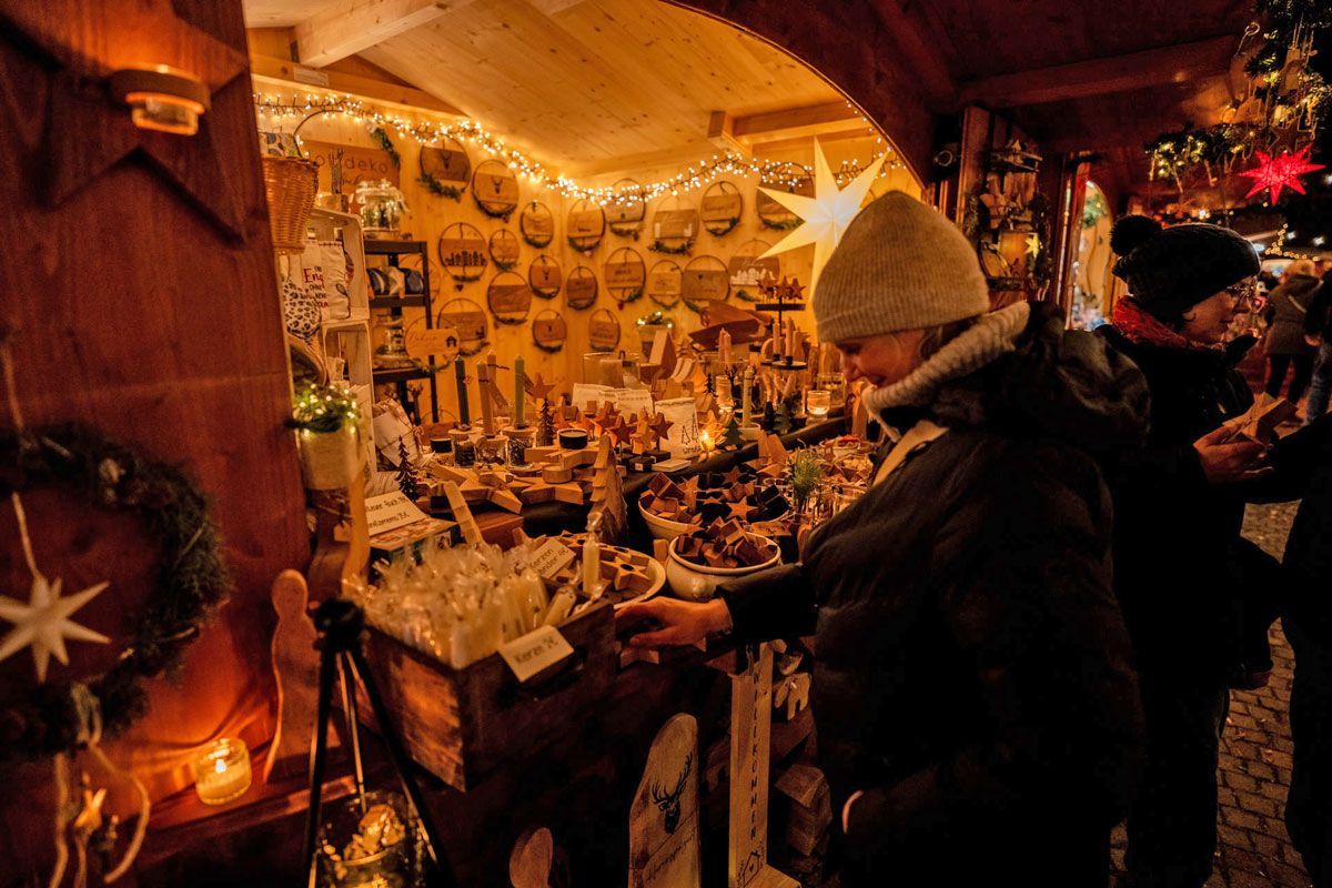 Stand am Weihnachtsmarkt in historischer Kulisse Stand am Weihnachtsmarkt in historischer Kulisse