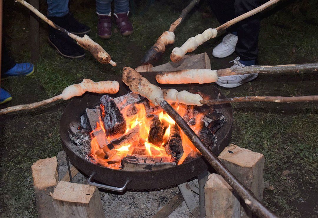 Stockbrot im Zelt der Pfadfinder Stockbrot im Zelt der Pfadfinder