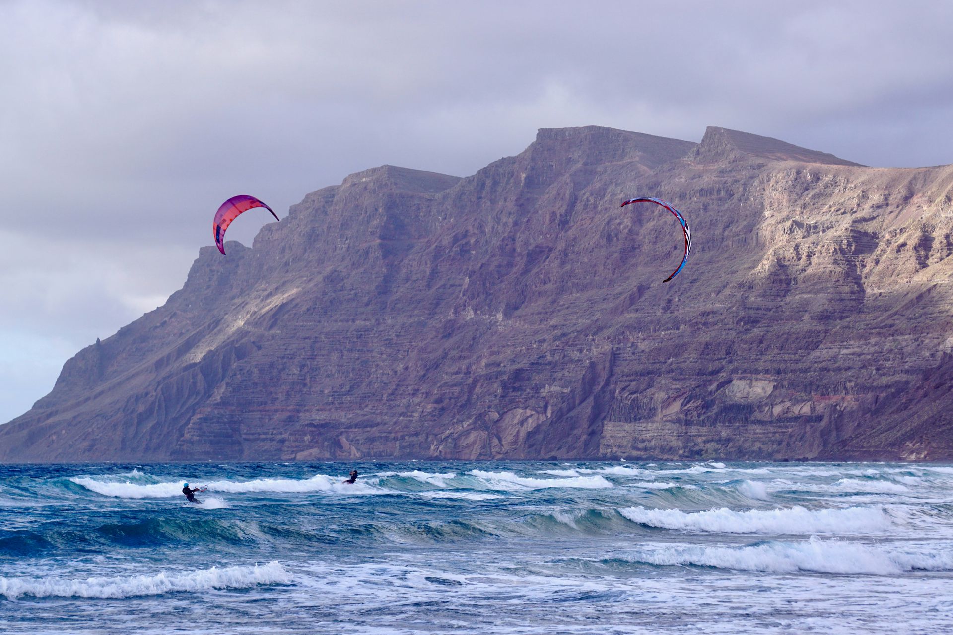 Lanzarote bietet viele Unternehmungen: Wal- & Delfin-Sarafis, Vulkantouren, Bootsauflüge, uvm. →