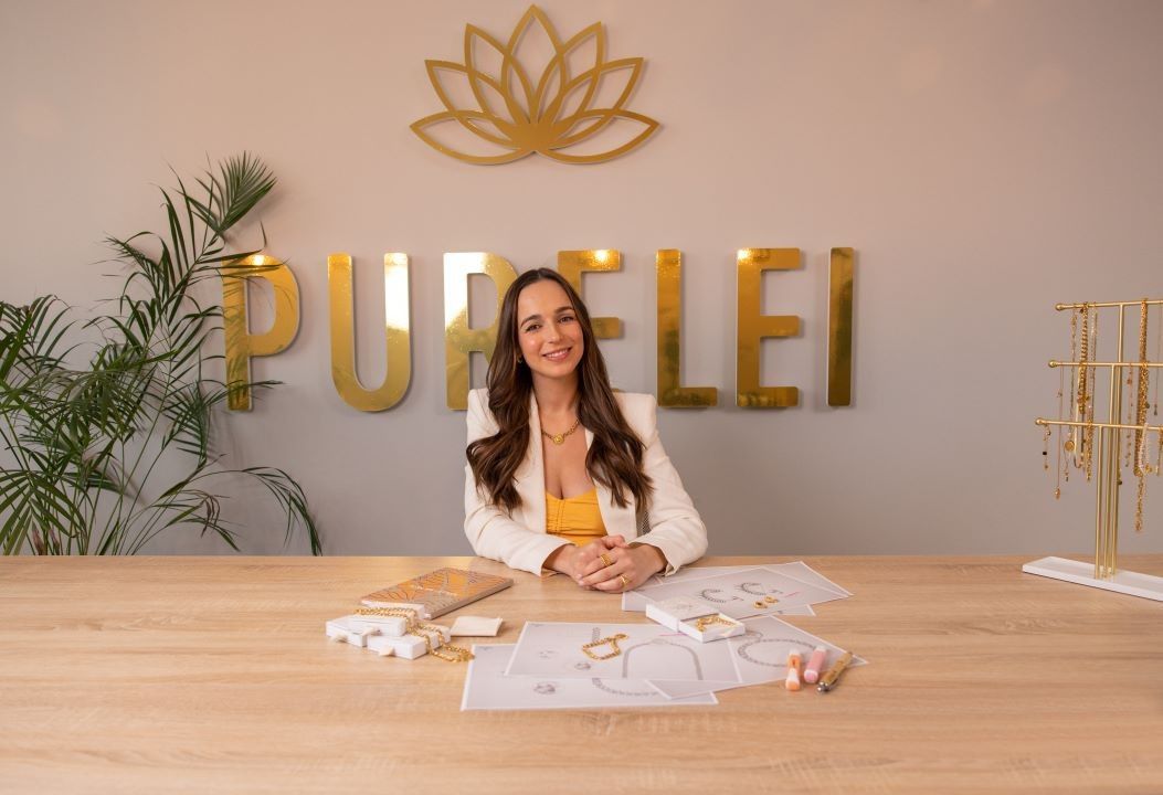 Alisa Jahnke präsentiert Schmuck von Purelei