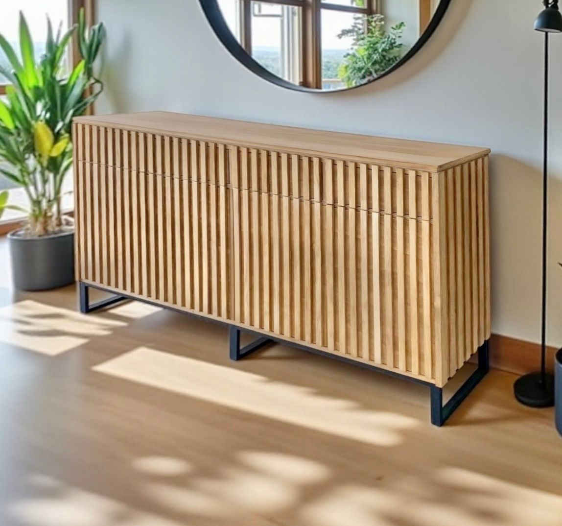 Aparador de madera con puerta decoradas con listones de madera y patas de hierro