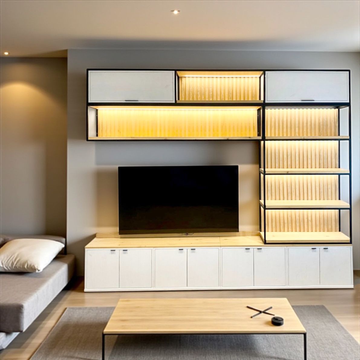 Estantería a medida con televisión integrada para aprovechar al máximo el espacio en el salón.