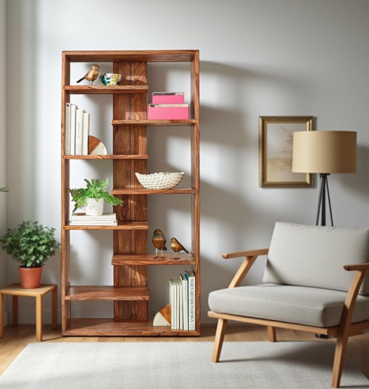 Estantería a medida de madera maciza llena de libros en un salón acogedor.