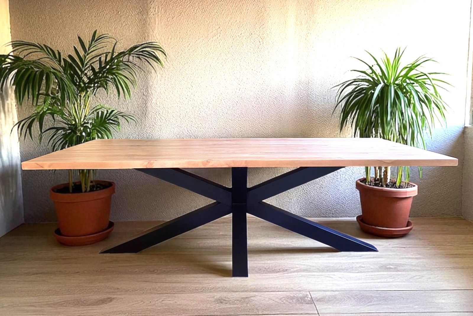 Mesa de comedor de madera y hierra a medida