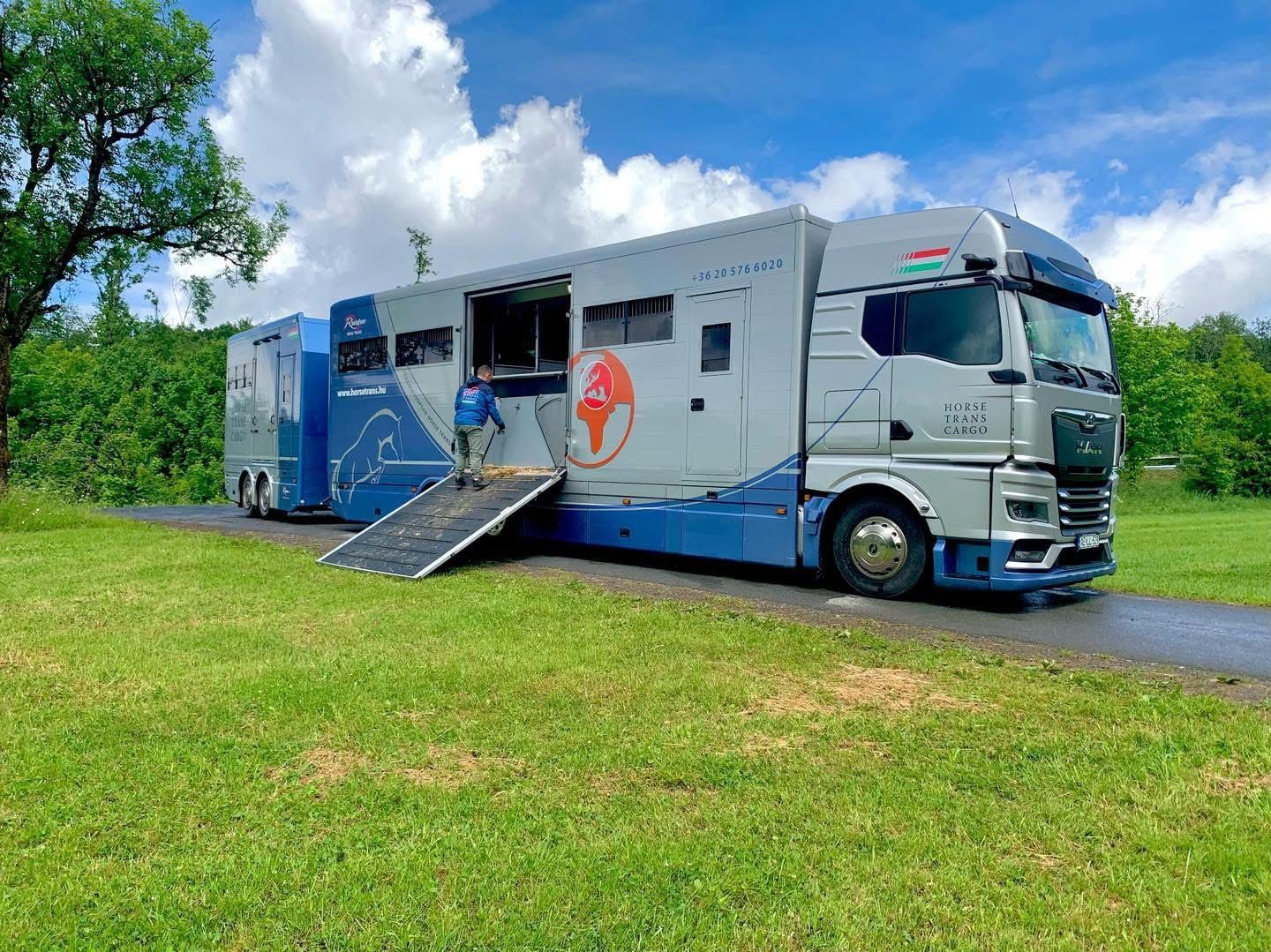 großer Pferdetransporter von Hors Trans Cargo