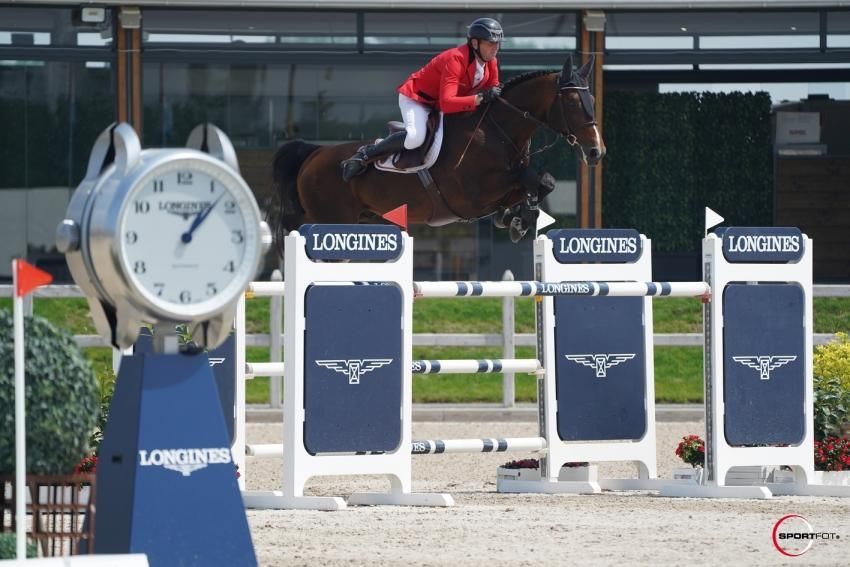 Springhengstz Lector van de Bisschop unter dem Reiter beim Springen