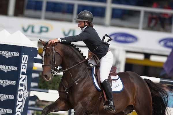 Springhengst Bamako de Muze unter dem Reiter beim Springen