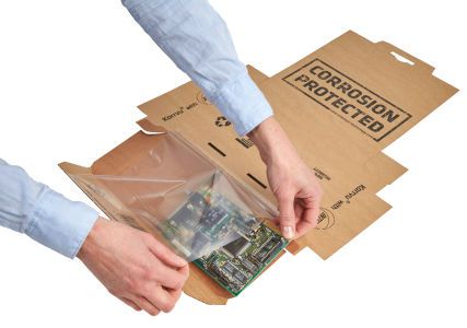 Korrvu Versandgut in die Folie der Korvu-Verpackung einlegen