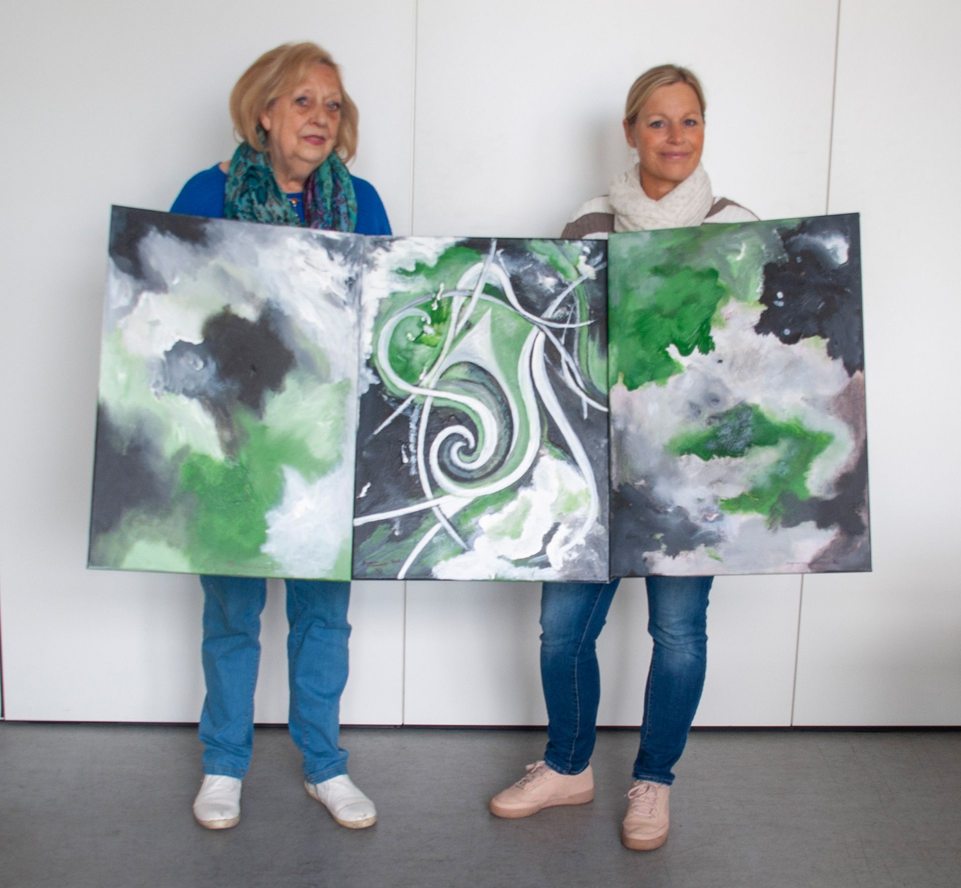 Dagmar Schnecke-Bend (li.) und Katrin Lauterborn freuen sich über den besonderen künstlerischen Zuwachs, Fotos: Rüdiger Beck