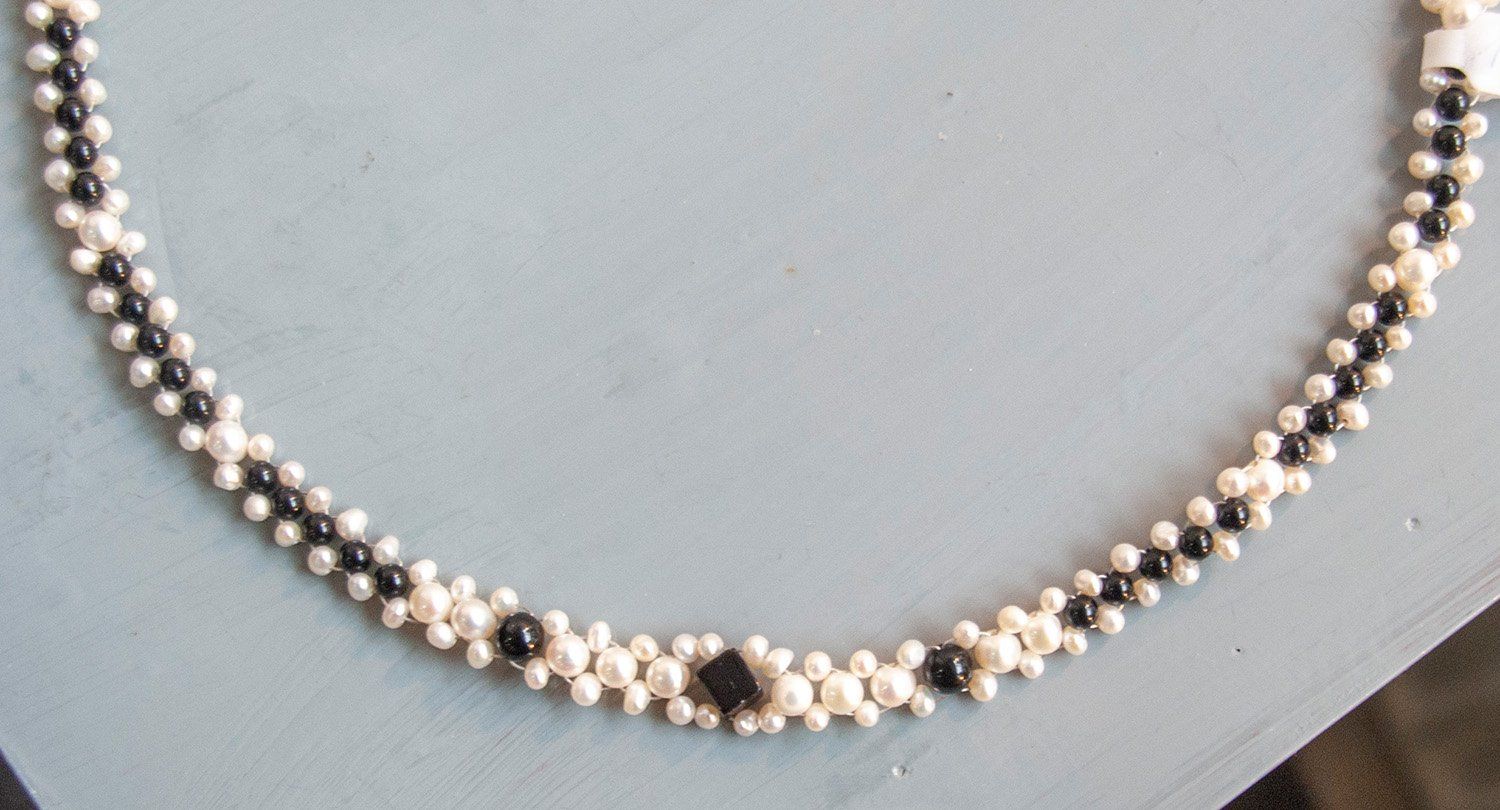 Collier bestehend aus unterschiedlichen Größen von Süßwasser-Zuchtperlen mit kleinen Onyxen