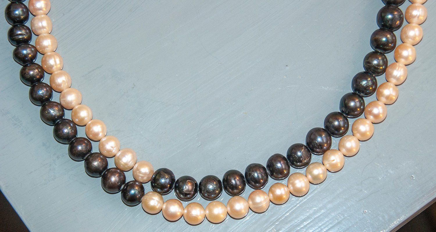 Collier bestehend aus einer zweireihigen Kombination, Süßwasser-Zuchtperle schwarz/weiß, Durchmesser der einzelnen Perlen ca. 10 mm