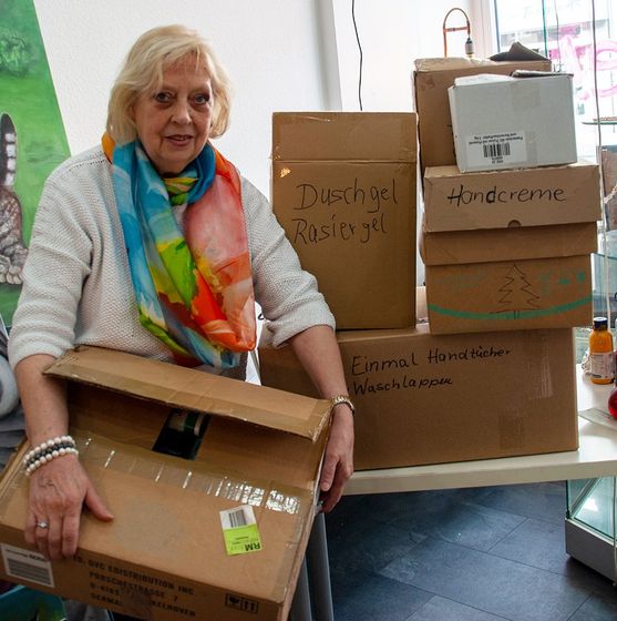 Dagmar Schnecke-Bend hat die Spendenartikel sicher für den Transport verpackt. Foto: Rüdiger Beck