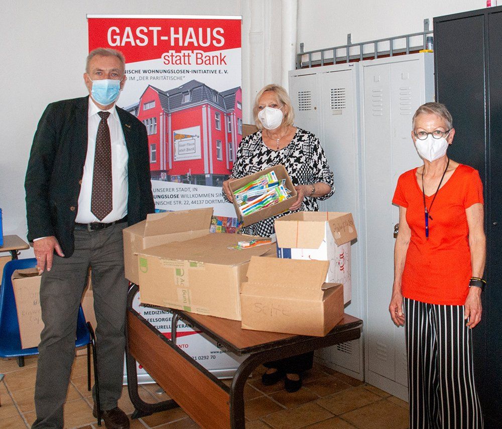 Eine kleine Auswahl der großzügigen Spende präsentieren v.l.n.r. Dirk Hartleif (Mitglied des Rates, CDU), Dagmar Schnecke-Bend (Goldschmiedin und Künstlerin), Conny Pape (Gast-Haus). (Foto: Rüdiger Beck) Eine kleine Auswahl der großzügigen Spende präsentieren v.l.n.r. Dirk Hartleif (Mitglied des Rates, CDU), Dagmar Schnecke-Bend (Goldschmiedin und Künstlerin), Conny Pape (Gast-Haus). (Foto: Rüdiger Beck)