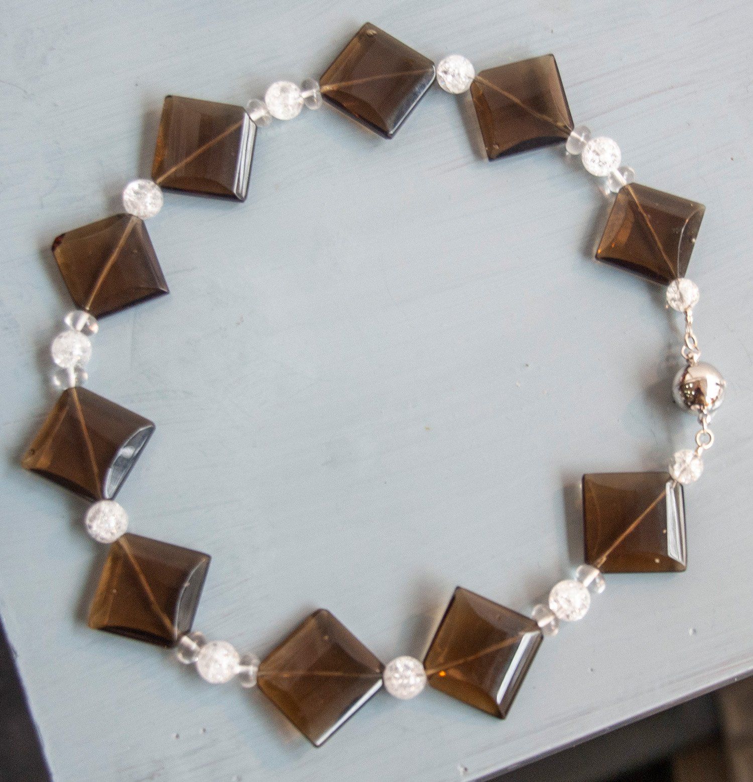 Kette bestehend aus großen Rauchquarzelementen und Bergkristall