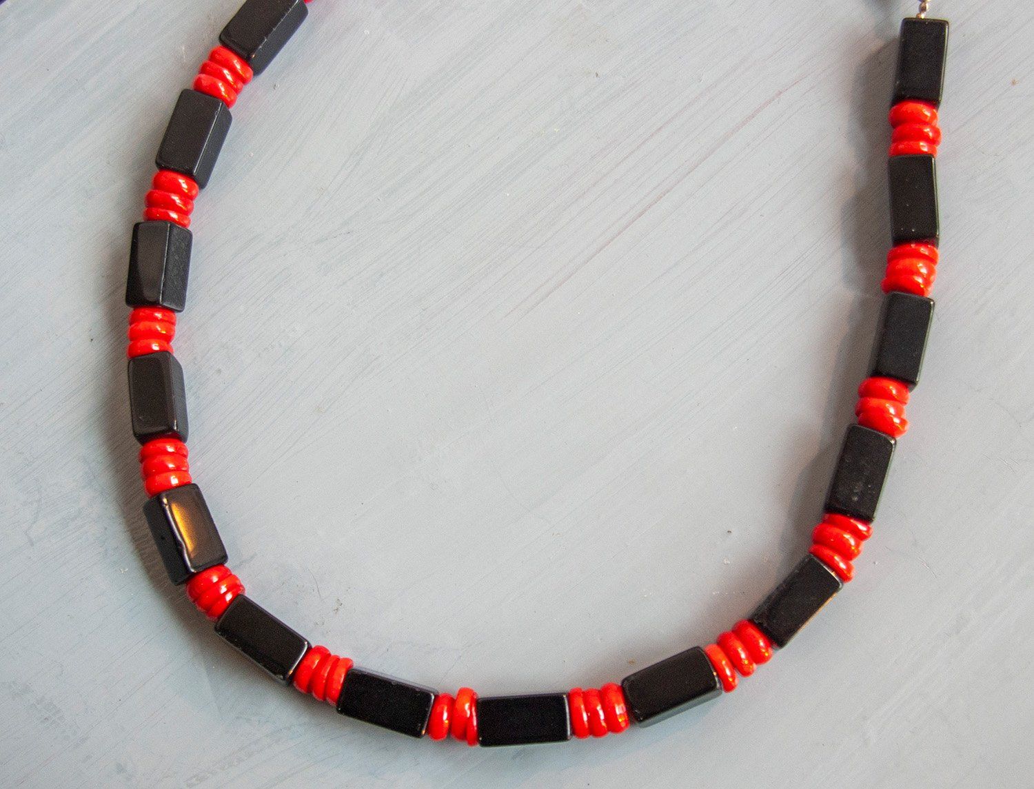 Kette mit schwarzem Onyx kombiniert mit roten Bambus-Korallscheiben