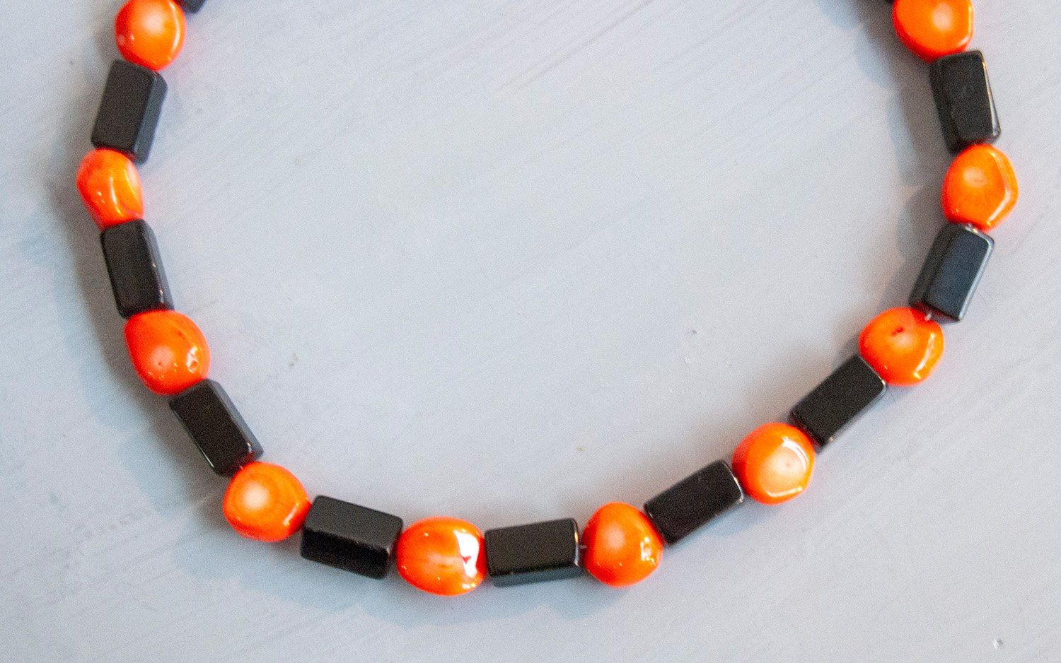 Kette mit schwarzem Onyx und orangefarbiger Bambus-Koralle