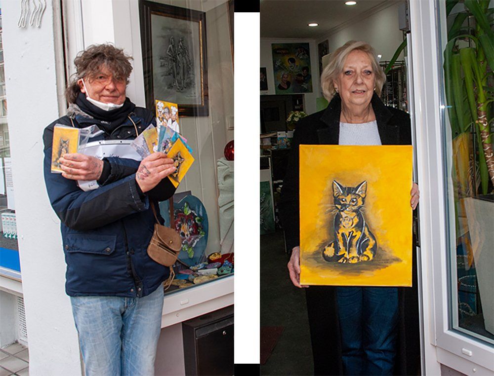 Links: Der Obdachlose Andreas Gutt hat am 18.02.21 in der Kaiserstraße die Künstlerkarten in Empfang genommen. Rechts: Dagmar Schnecke-Bend präsentiert ein Kartenmotiv als gemaltes Bild in Acryl auf Leinwand. Foto: Rüdiger Beck Links: Der Obdachlose Andreas Gutt hat am 18.02.21 in der Kaiserstraße die Künstlerkarten in Empfang genommen. Rechts: Dagmar Schnecke-Bend präsentiert ein Kartenmotiv als gemaltes Bild in Acryl auf Leinwand. Foto: Rüdiger Beck