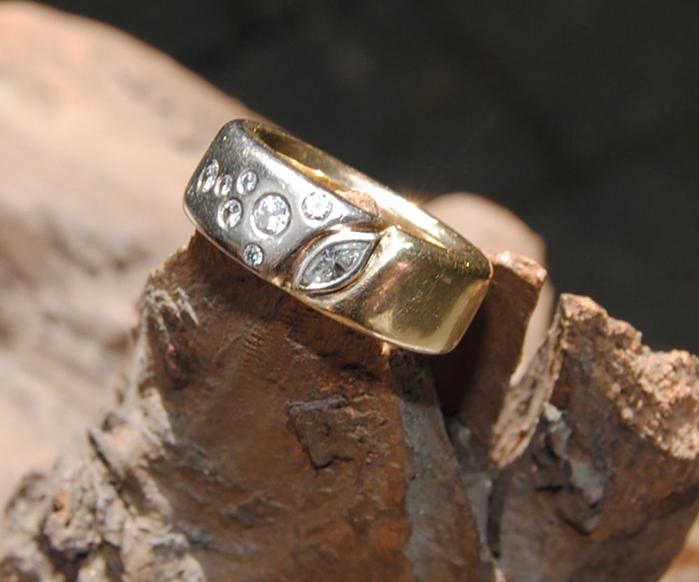 Ring 585 / Gelb- und Weißgold, Brillant im Prinzess- und Navetteschliff