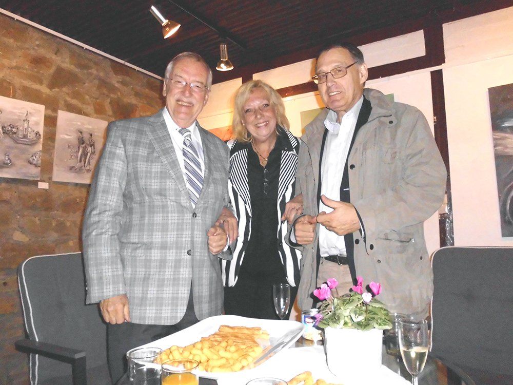 v.l.n.r: Bürgermeister Manfred Sauer, Künstlerin und Goldschmiedin Dagmar Schnecke-Bend und Rechtsanwalt Klaus Luckas
