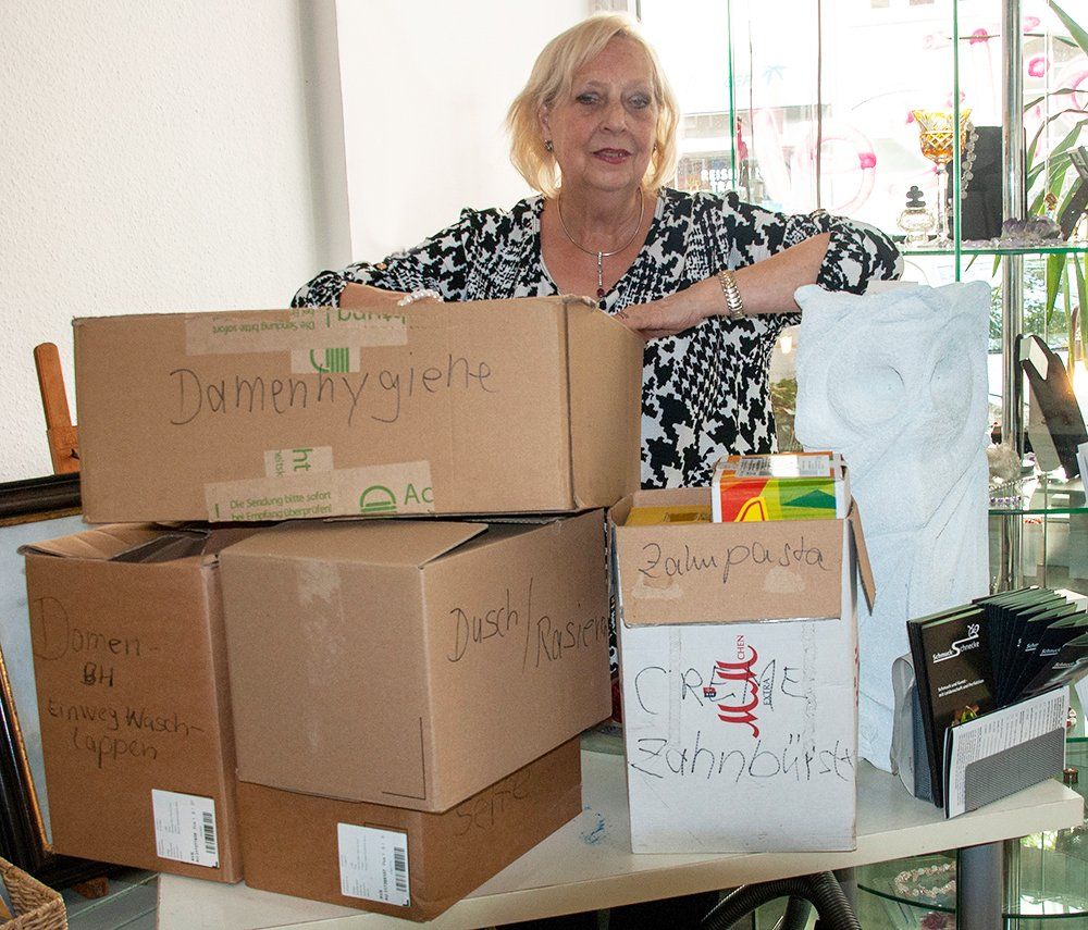 Dagmar Schnecke-Bend hat die Spendenartikel sicher für den Transport verpackt. Foto: Rüdiger Beck Dagmar Schnecke-Bend hat die Spendenartikel sicher für den Transport verpackt. Foto: Rüdiger Beck