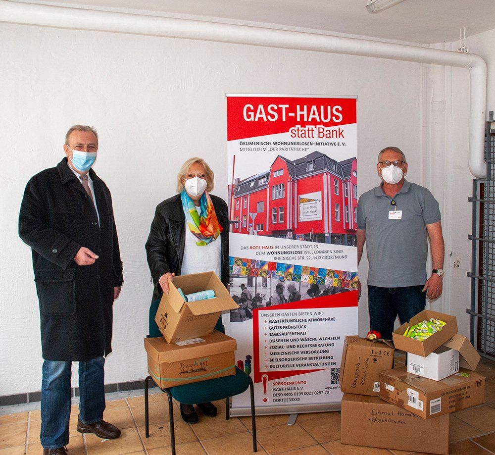 Eine kleine Auswahl der großzügigen Spende präsentieren v.l.n.r. Dirk Hartleif (Mitglied des Rates, CDU), Dagmar Schnecke-Bend (Goldschmiedin und Künstlerin), Olaf Berger (bodo e. V.). (Foto: Rüdiger Beck) Eine kleine Auswahl der großzügigen Spende präsentieren v.l.n.r. Dirk Hartleif (Mitglied des Rates, CDU), Dagmar Schnecke-Bend (Goldschmiedin und Künstlerin), Olaf Berger (bodo e. V.). (Foto: Rüdiger Beck)