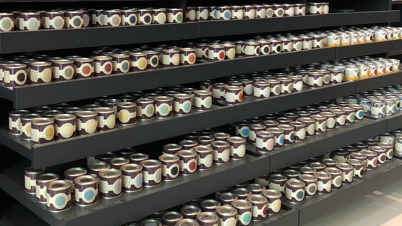 Farrow and Ball Probedosen bei Ryke Design in der Bayerischen Strasse in Berlin auf Lager Farrow and Ball Probedosen bei Ryke Design in der Bayerischen Strasse