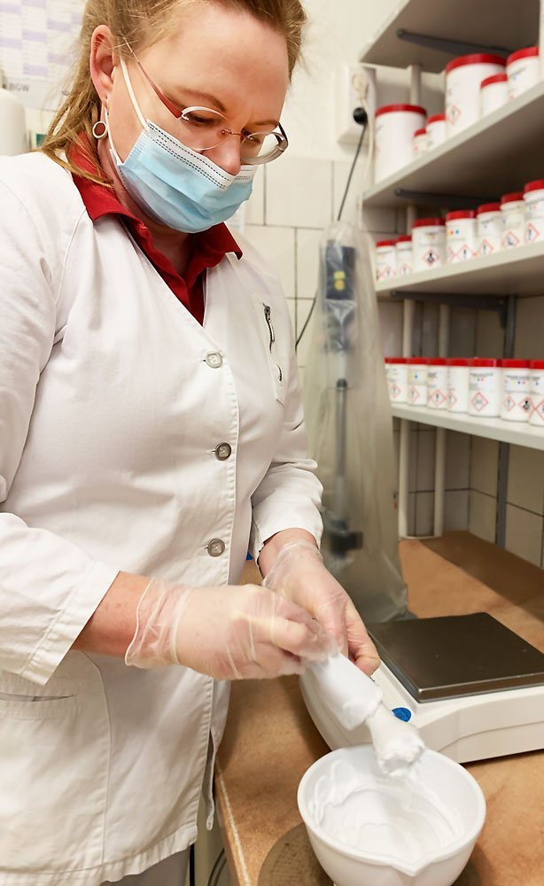 Salben und Tinkturen Apotheke zum weißen Schwan Berlin Rahnsdorf Salben und Tinkturen mischen