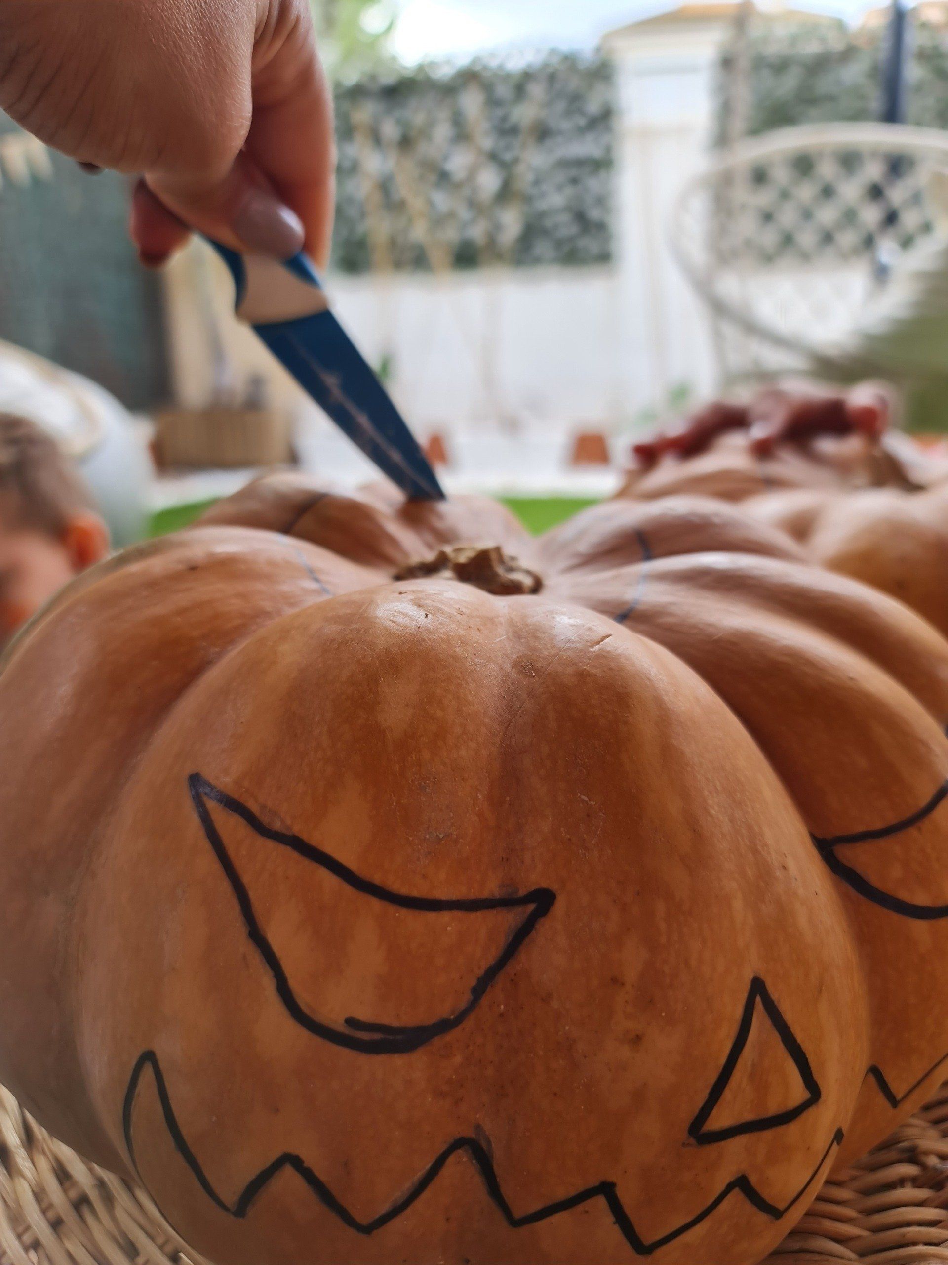decorar calabaza con niños, actividades halloween con niños, decoracion Halloween