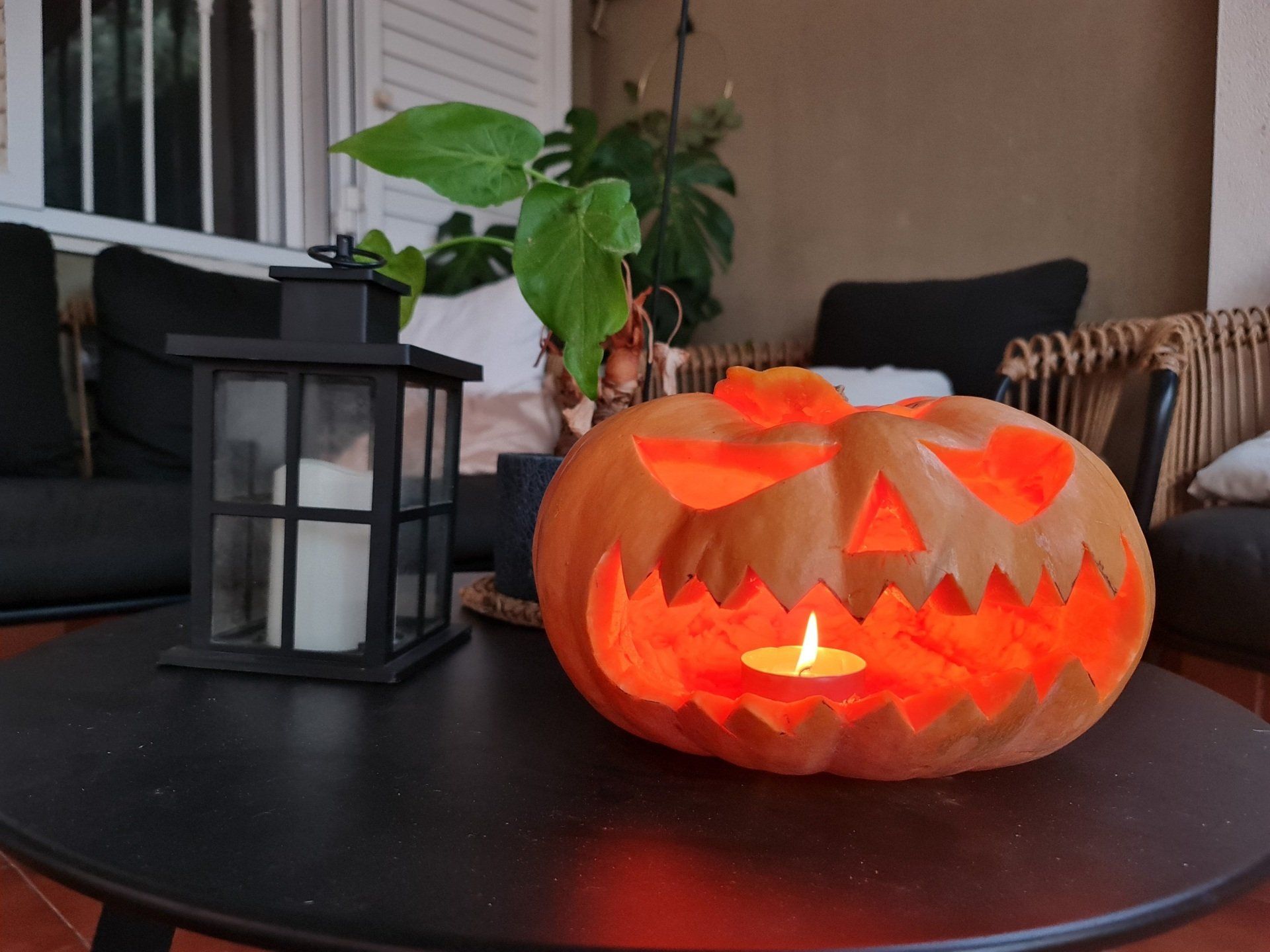Decorar una calabaza de Halloween con niños