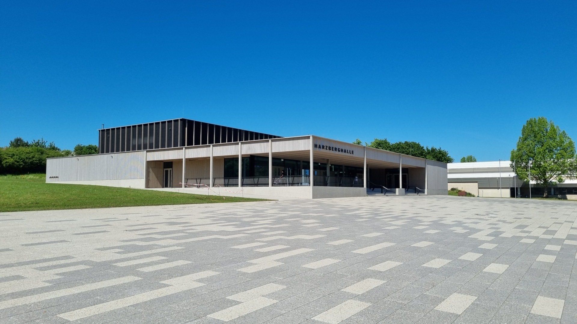 Fassade, Stützen, Sockel, Treppe gestockt