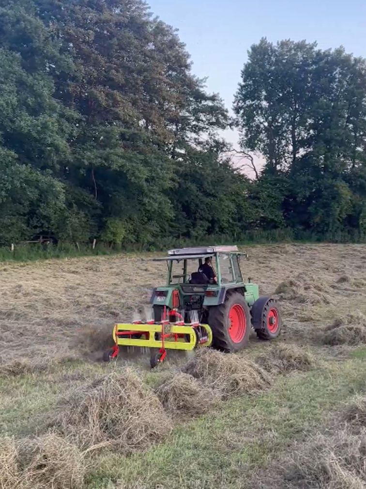 Schonend wenden von Heu, Heulage und Grasilage für Pferde auf unseren Wiesen.