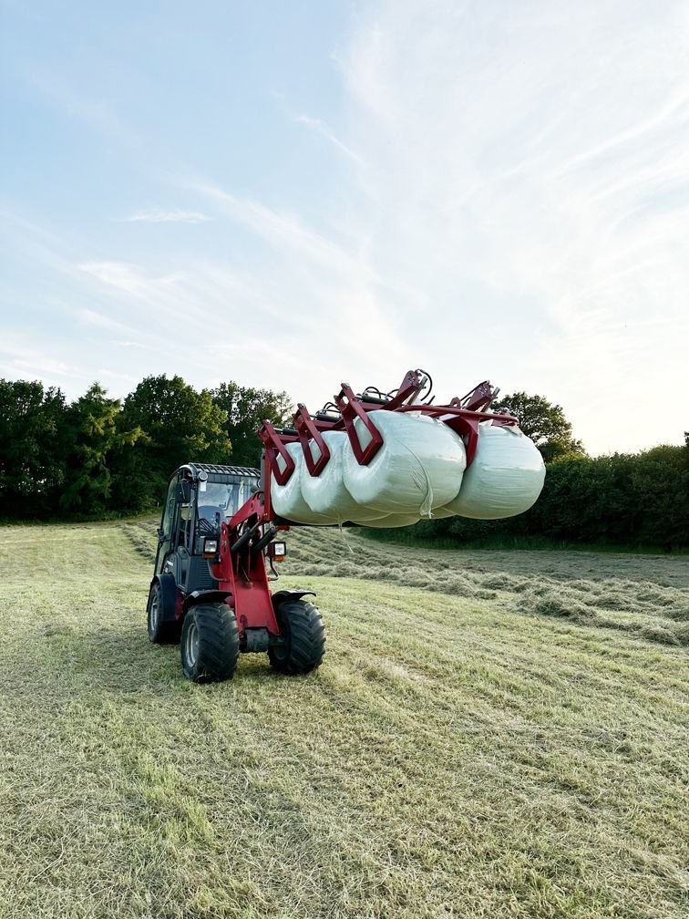 Schonender Transport von Heu, Heulage und Grasilage für Pferde auf unseren Wiesen.