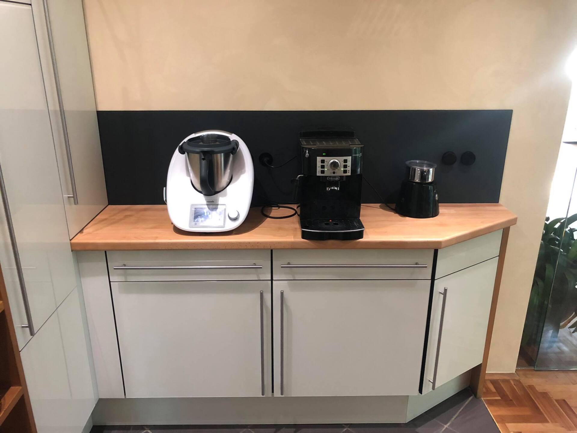 Lackiertes Glas in schwarz