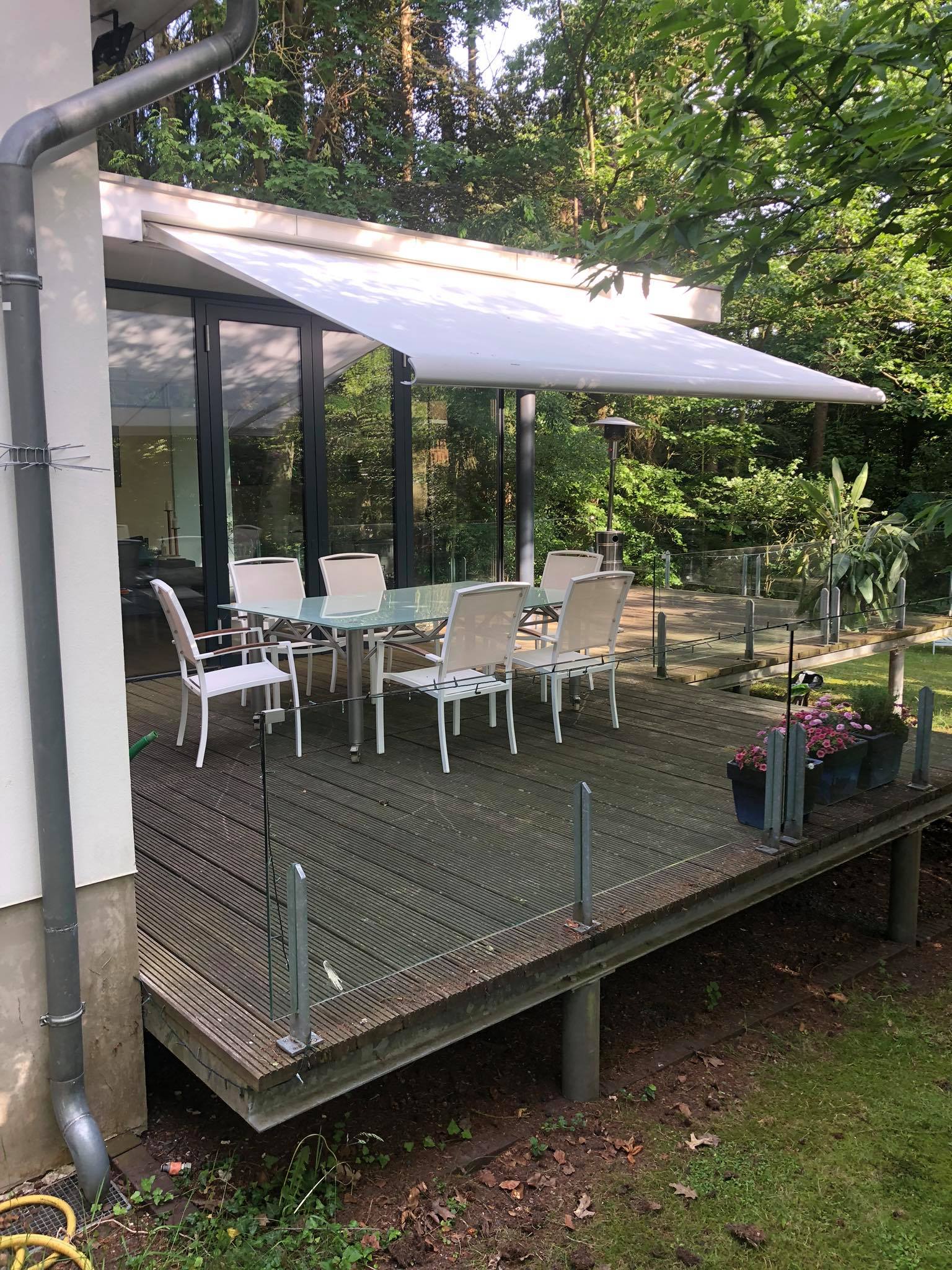 Gelenkarmmarkise mit individuellen Tuchfarben