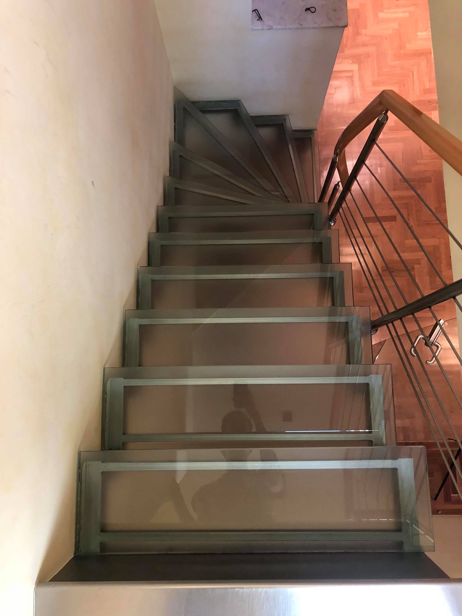 Glastreppe aus Sicherheitsglas auf Stahl-Unterkonstruktion