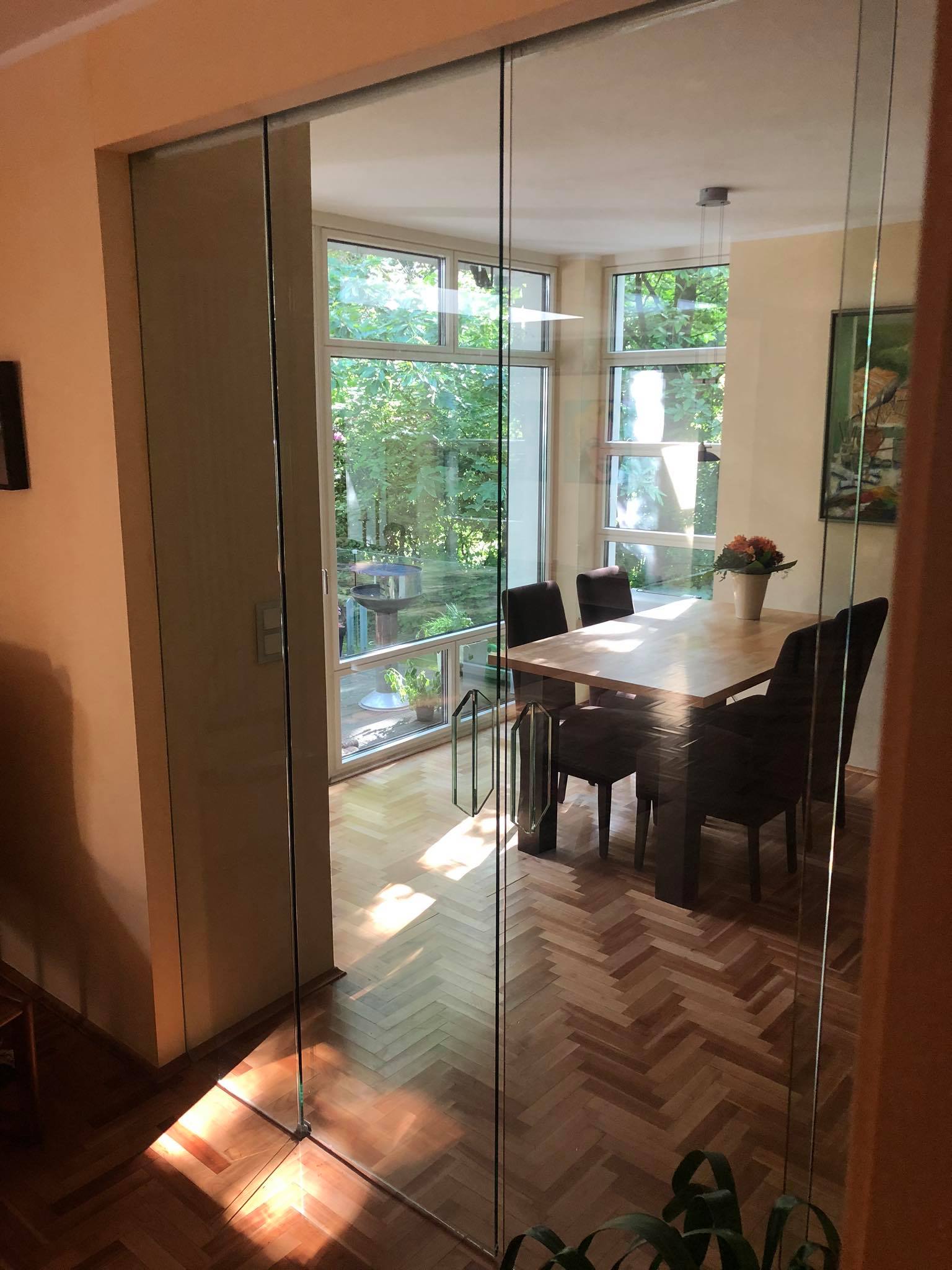 Schiebetür aus Glas im Wohnbereich