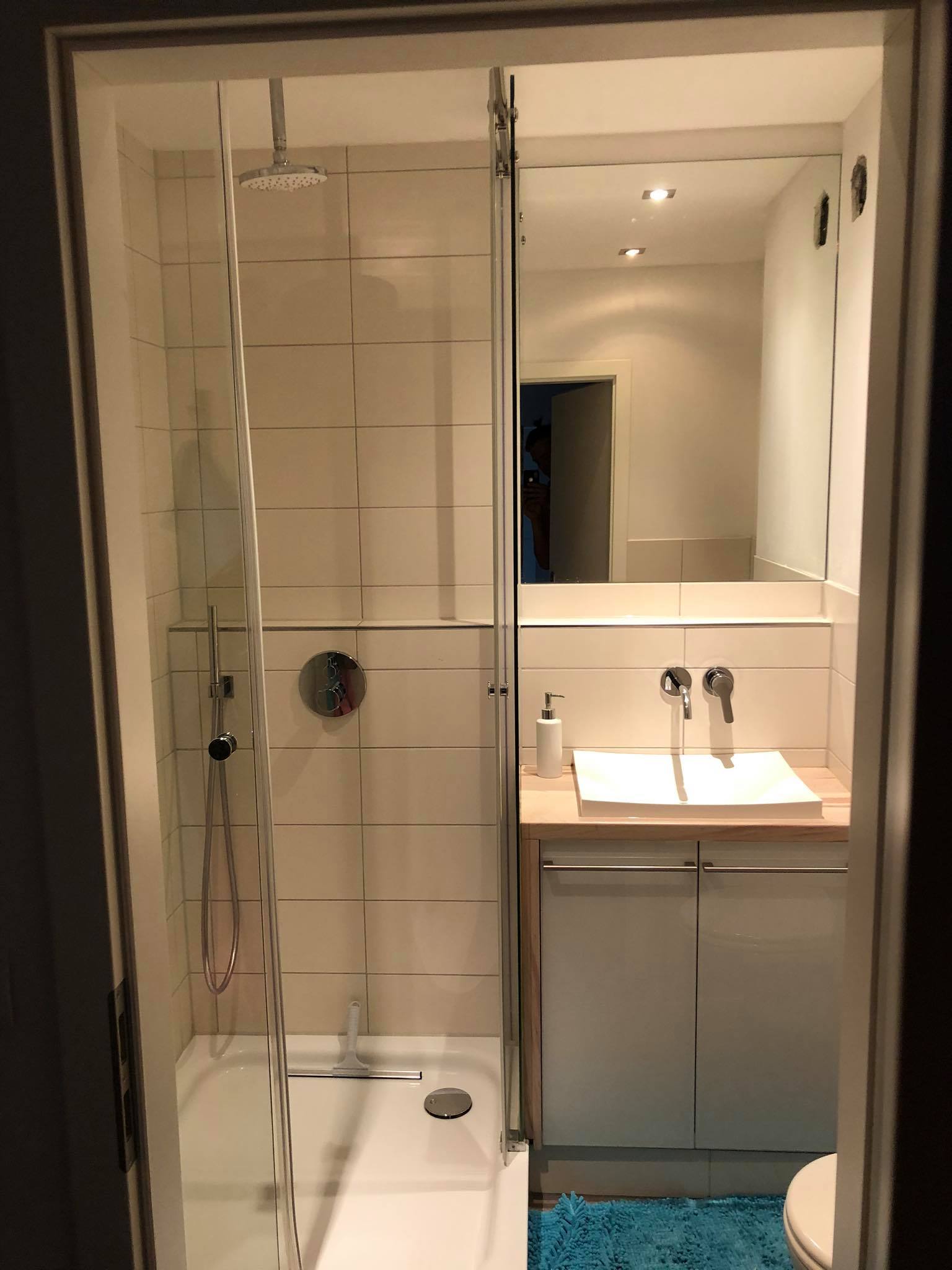 Platzsparende Glasdusche mit 2 Schiebetüren