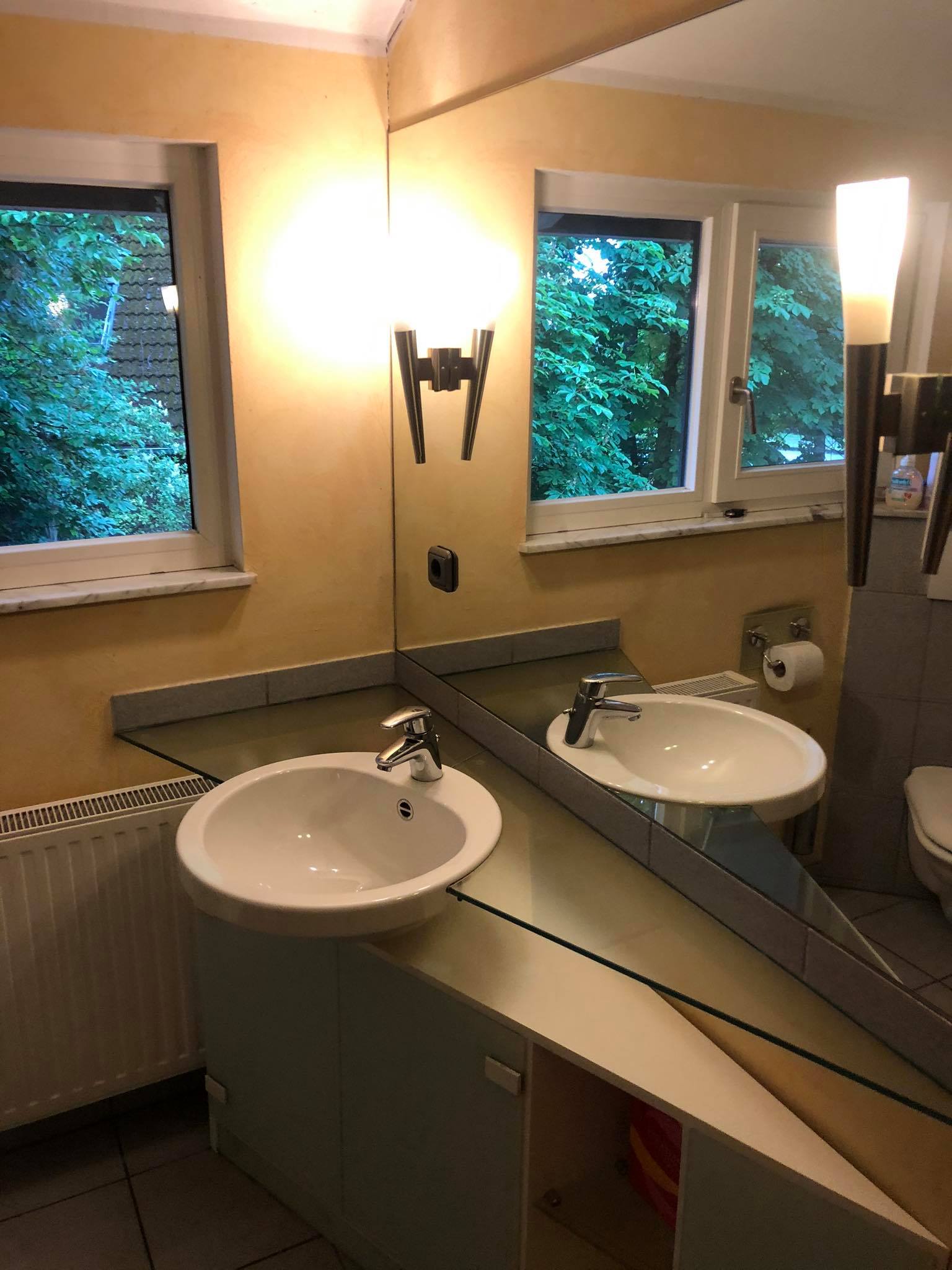 Spiegel mit polierten Kanten und individuellen Bohrungen