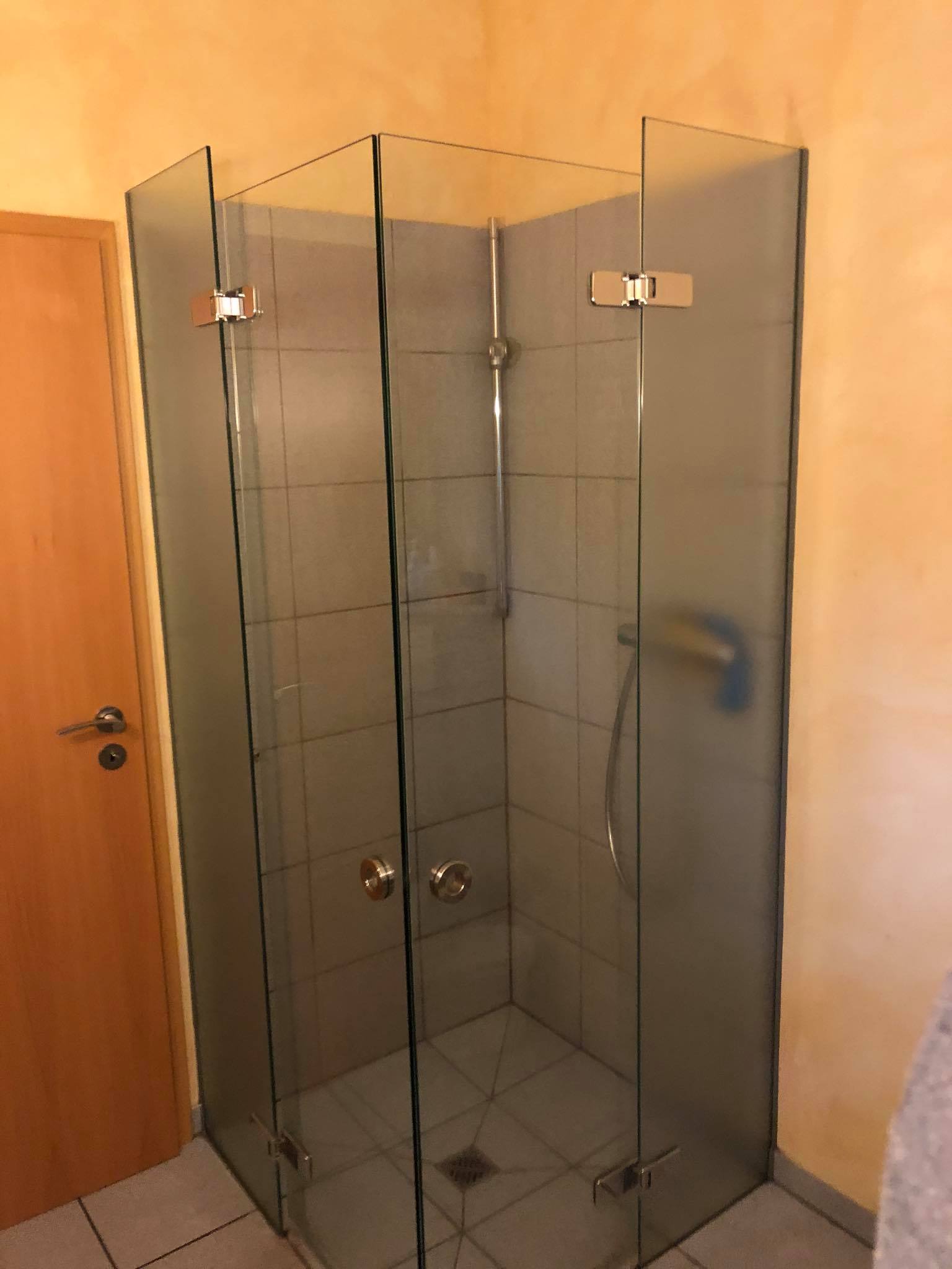 Glasdusche als Eckeinstieg