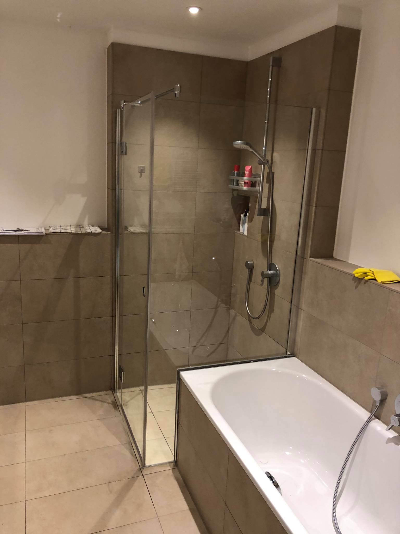 Glasdusche mit Anschlagtür