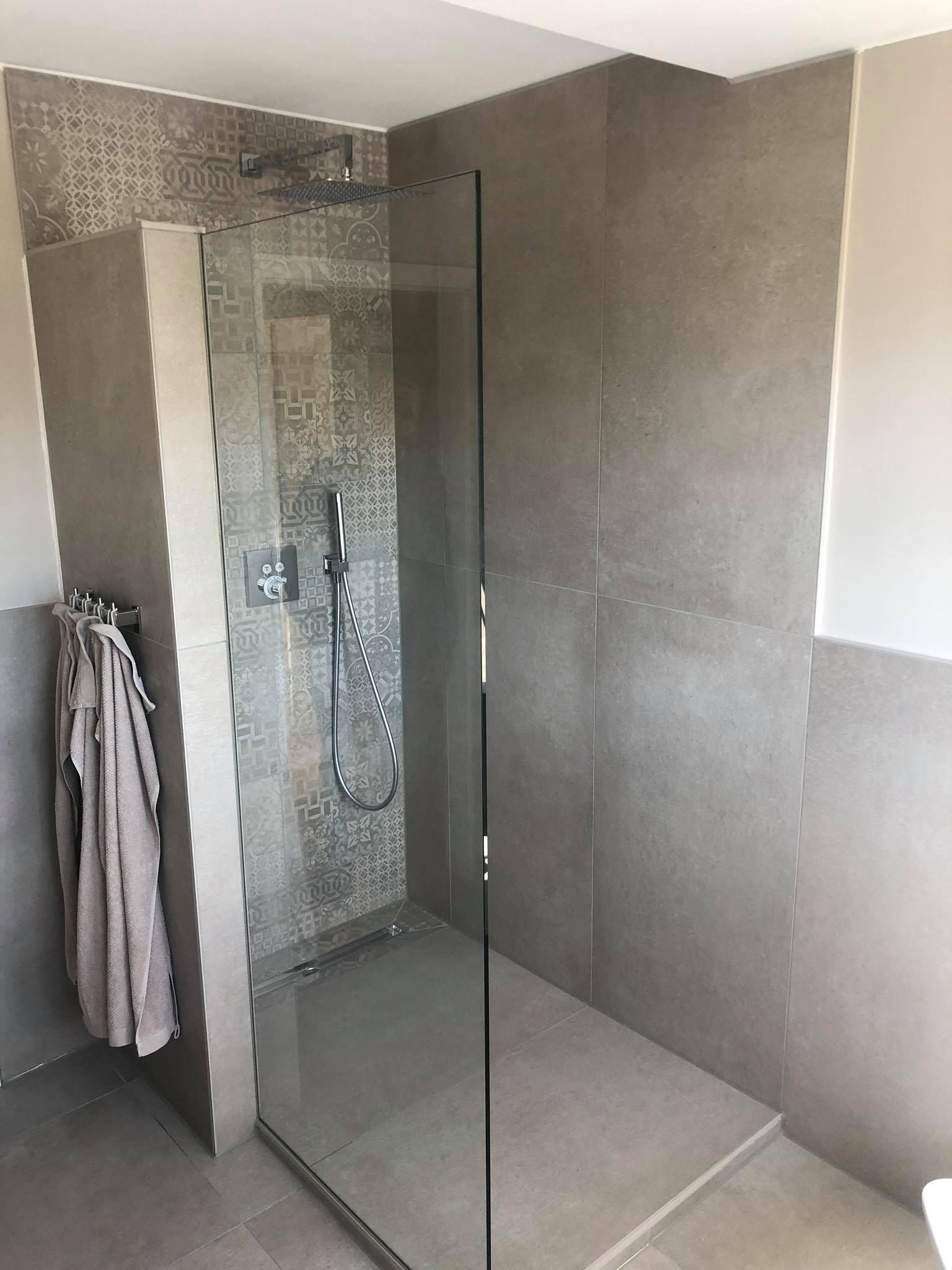 Walk-In Dusche in Betonoptik mit Leichtpflegebeschichtung